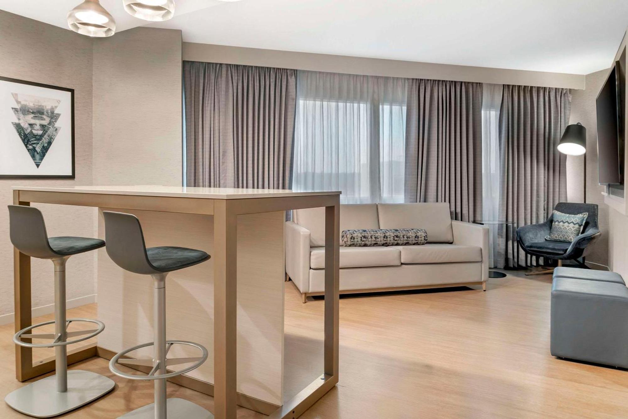 Radisson Plaza Hotel And Suites 캘러머주 외부 사진