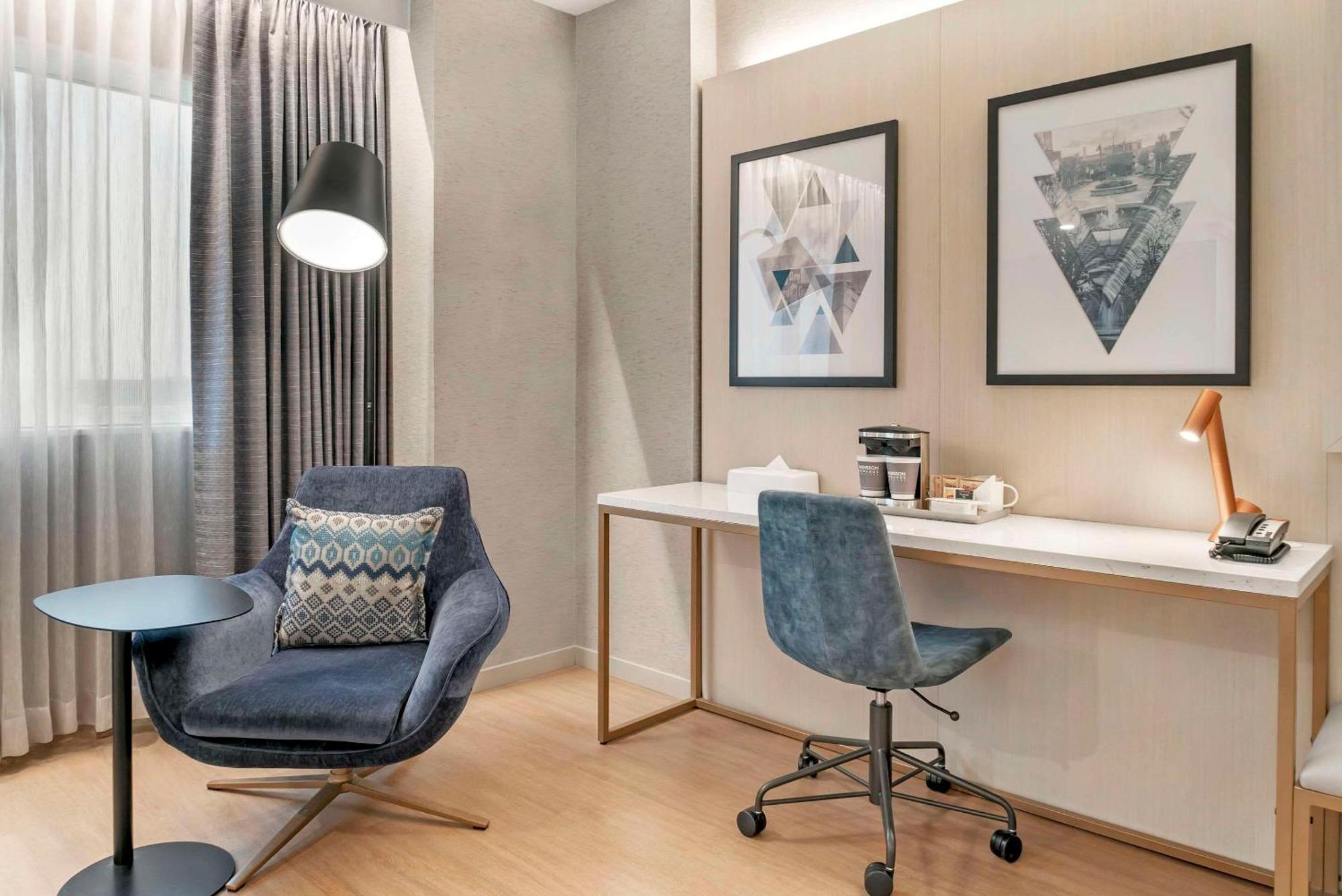 Radisson Plaza Hotel And Suites 캘러머주 외부 사진