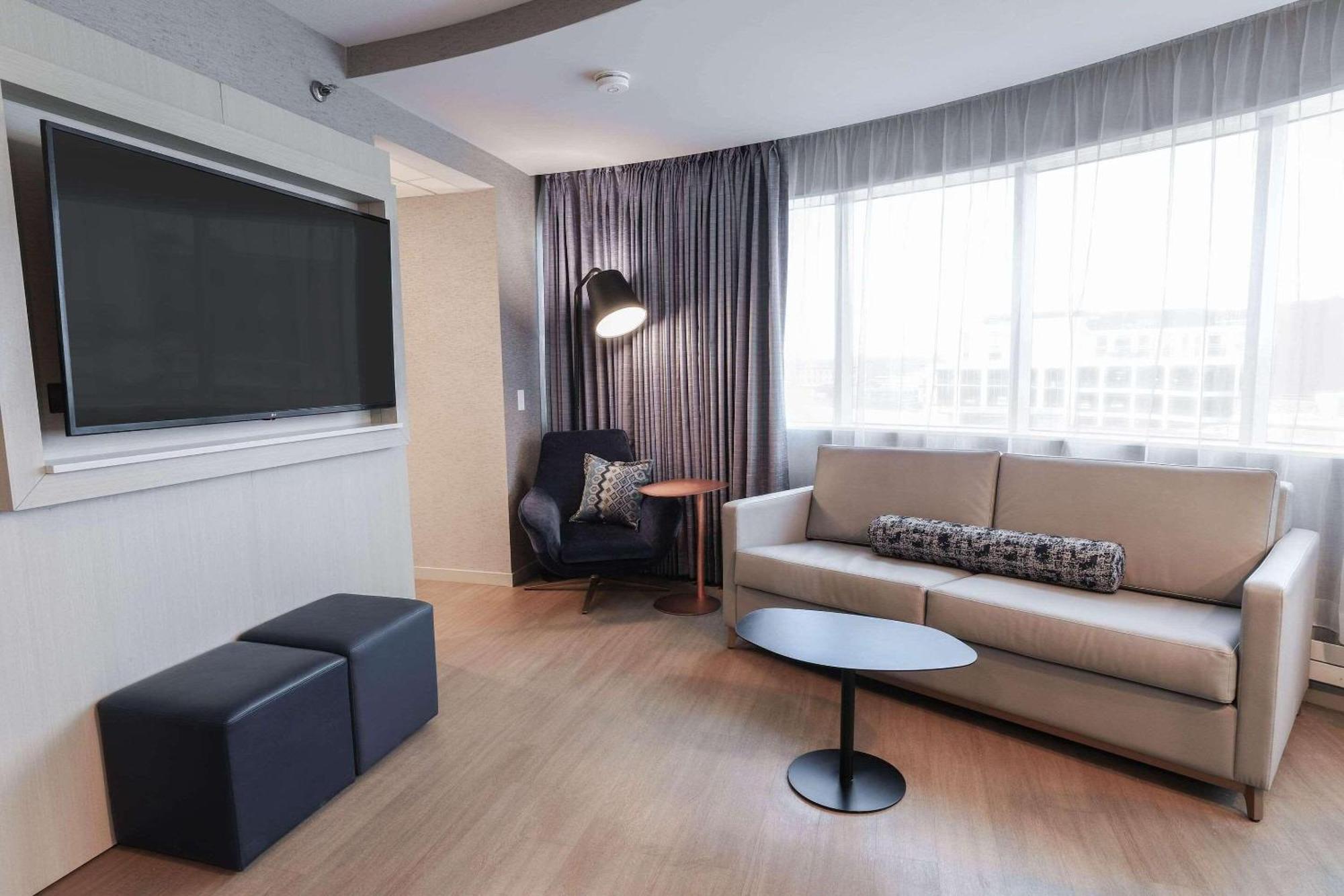 Radisson Plaza Hotel And Suites 캘러머주 외부 사진