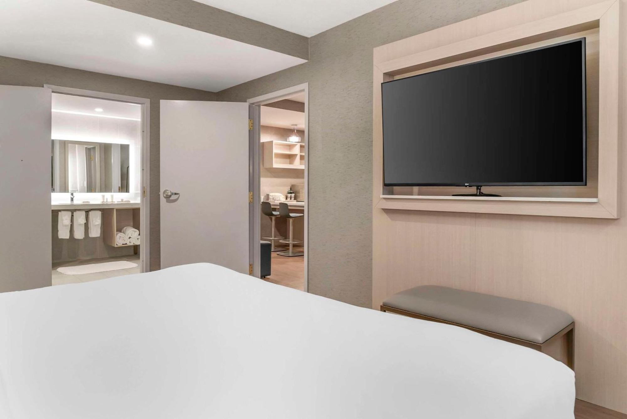 Radisson Plaza Hotel And Suites 캘러머주 외부 사진