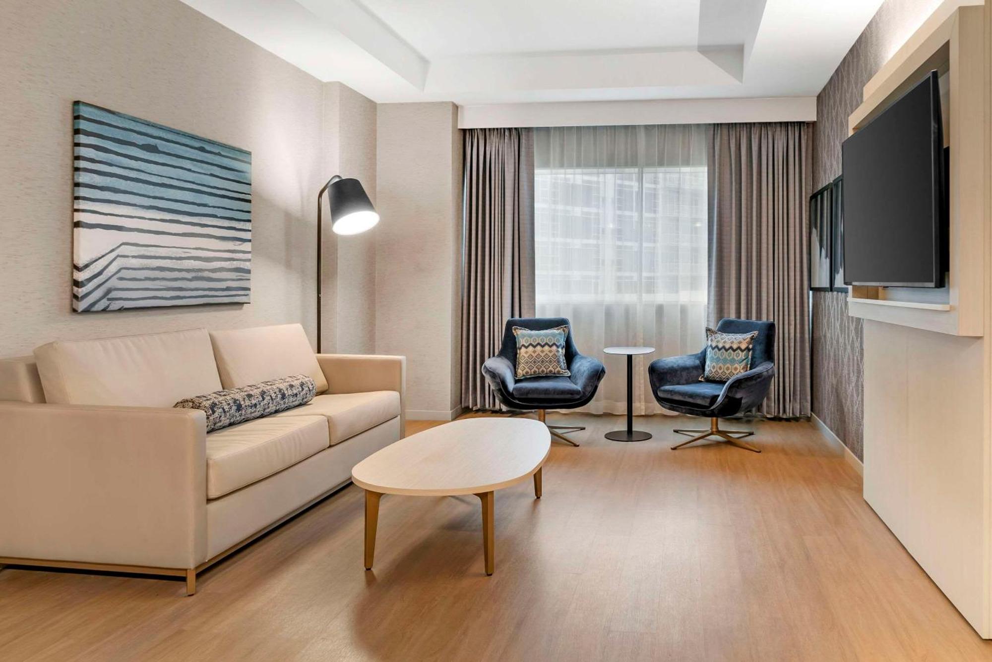 Radisson Plaza Hotel And Suites 캘러머주 외부 사진