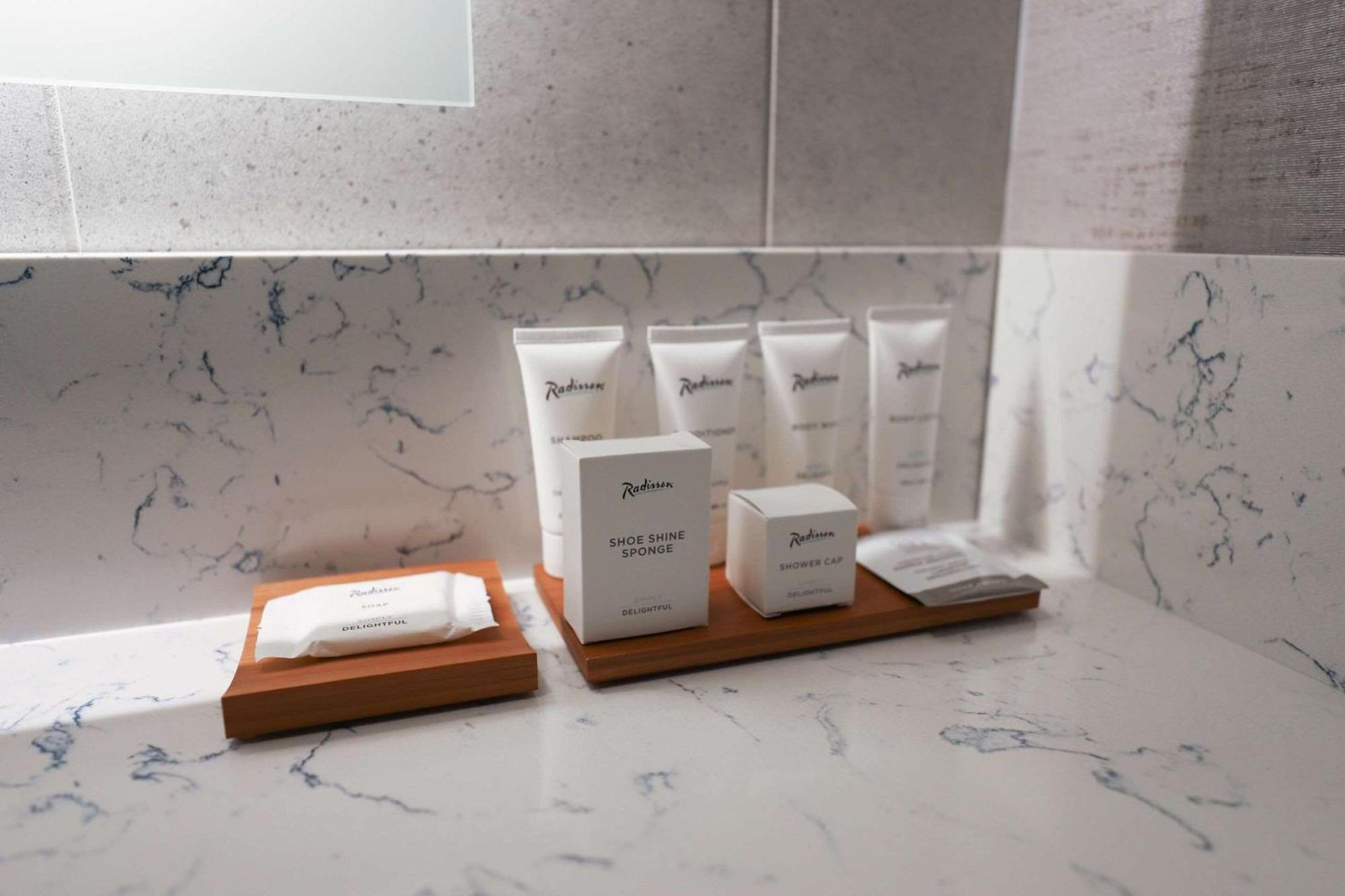 Radisson Plaza Hotel And Suites 캘러머주 외부 사진