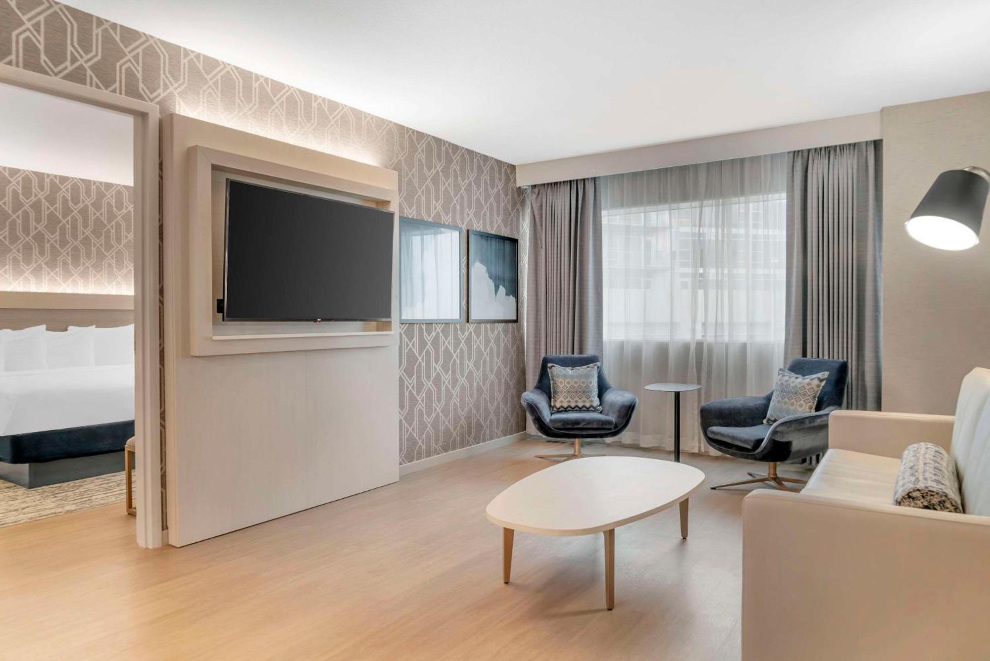 Radisson Plaza Hotel And Suites 캘러머주 외부 사진