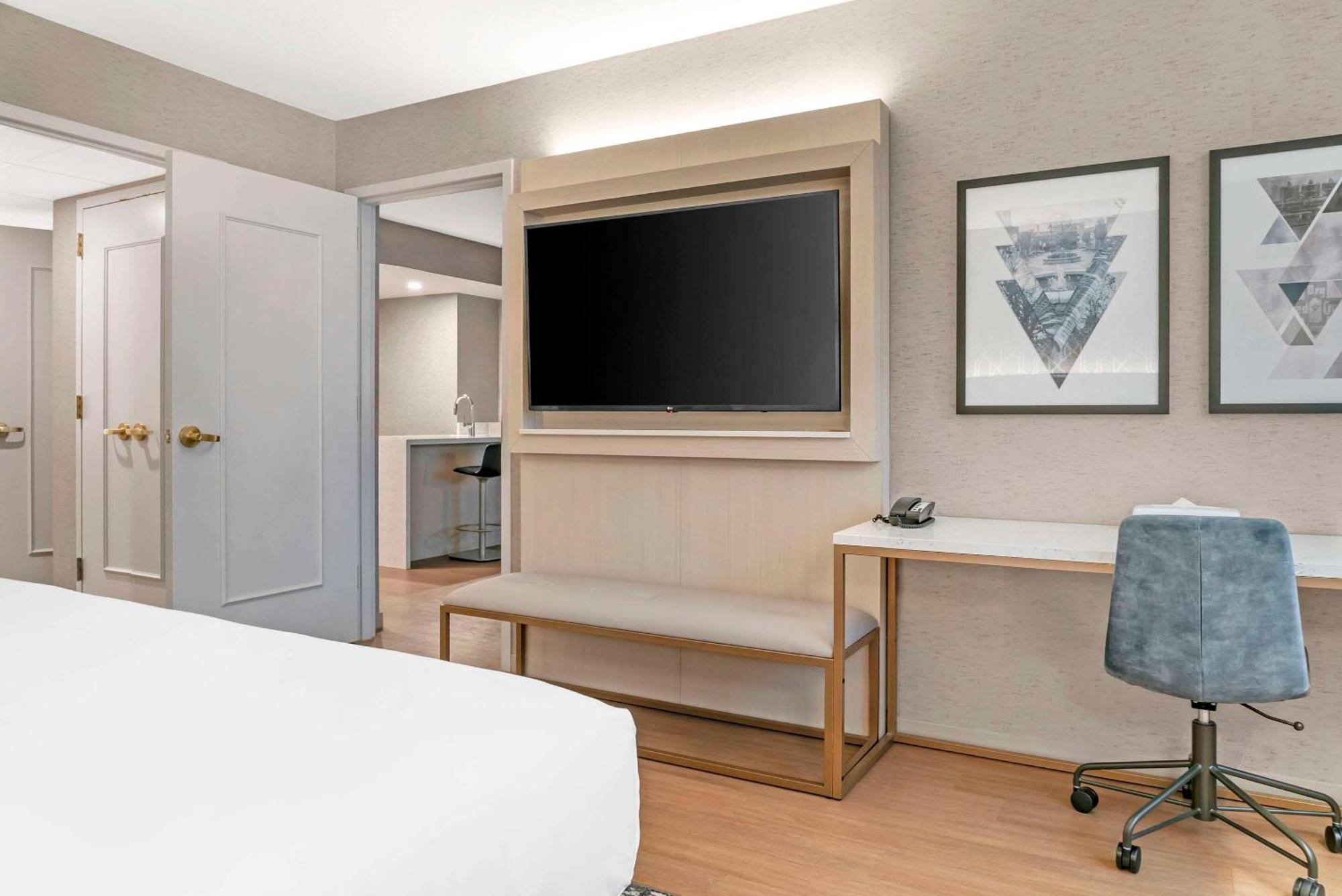 Radisson Plaza Hotel And Suites 캘러머주 외부 사진